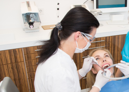 Behandlung einer Patientin - Zahnarzt Werder (Havel)